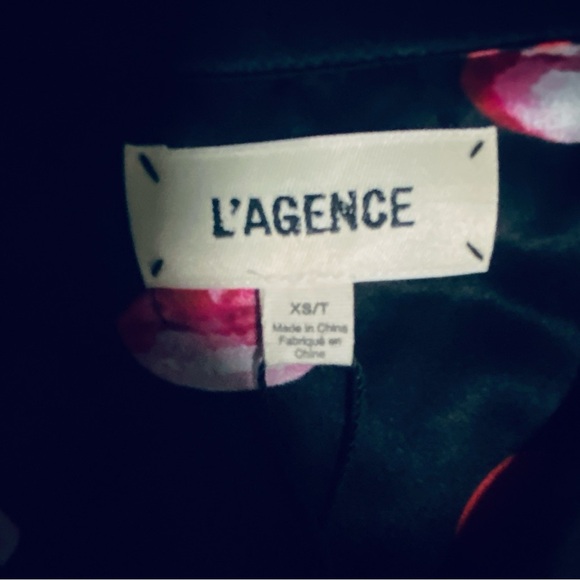 NWT L'AGENCE Tyler Holly Lip Print Long-Sleeve Silk Button Down Shirt - Size XS - Picture 16 of 16